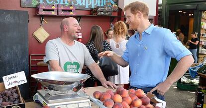 El pr&iacute;ncipe Enrique durante una visita al Borough Market de Londres este a&ntilde;o.