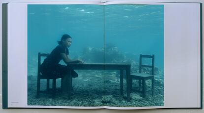 Doble página perteneciente a ‘SINK/RISE. The Day Might Brake. Chapter three’, de Nick Brandt, publicado por Hatje Cantz.
