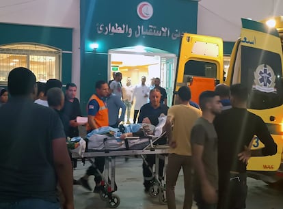Personal sanitario atiende a un herido evacuado de Gaza en el hospital de Al Arish, en Egipto, este miércoles.