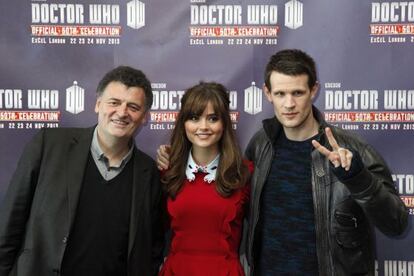 Steven Moffat, Jenna Coleman y Matt Smith, en la convención.