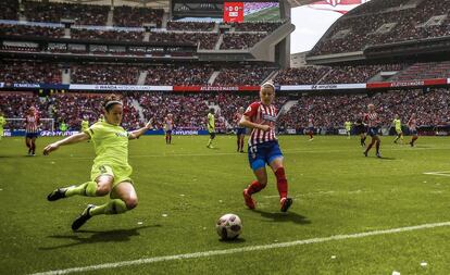 A culé Torrejon (à esquerda) e a rojiblanca Menayo lutam pela bola durante a partida de futebol feminino da Liga Iberdrola entre Atlético de Madrid e Barcelona no estádio Wanda Metropolitano, em Madri, no dia 17 de março.