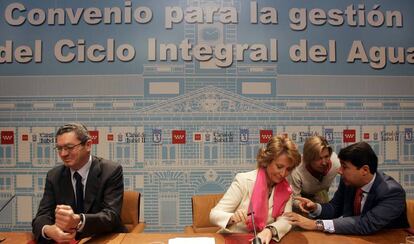 Esperanza Aguirre (2ºi), conversa con Ignacio González junto al Alberto Ruiz-Gallardón (1ºi), en una imagen de 2005.