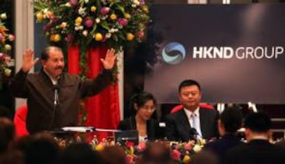 En la imagen, el mandatario de Nicaragua, Daniel Ortega (i), participa junto al presidente de la compañía china HK Nicaragua Canal Development Investment Co. Limited (HKND Group), Wang Jing (d) en una ceremonia en la Casa de los Pueblos en Managua (Nicaragua). EFE/Archivo