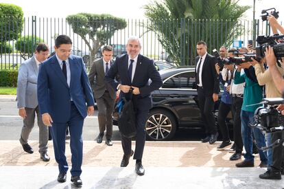 El presidente de Canarias, Fernando Clavijo, y el ministro de Exteriores marroquí  Nasser Bourita, este martes en Rabat.