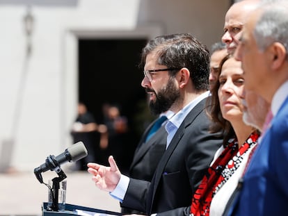 El presidente de Chile, Gabriel Boric, junto a la ministra de Relaciones Exteriores, Antonia Urrejola (2d), y acompañados por distintas autoridades desde el palacio La Moneda, en Santiago.