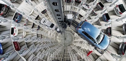 Visi&oacute;n cenital de varios coches Volkswagen (VW) aparcados en una torre de la planta de VW en Wolfsburgo, Alemania. EFE/Archivo