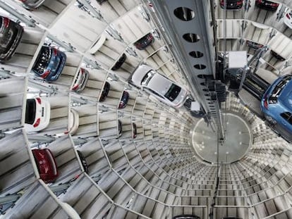 Visi&oacute;n cenital de varios coches Volkswagen (VW) aparcados en una torre de la planta de VW en Wolfsburgo, Alemania. EFE/Archivo