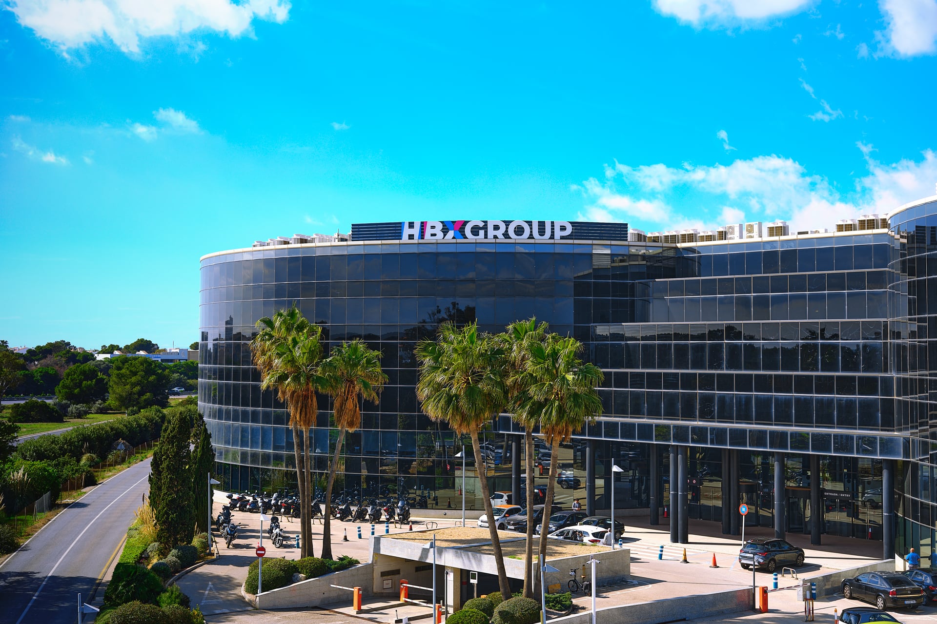 HBX anuncia una recompra de acciones de hasta 100 millones y su intención de pagar dividendos