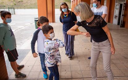 La directora, Ana Rascón, saluda a Adrián Lezaun, un alumno del colegio Azpilagaña de Pamplona.