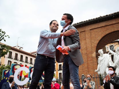 El candidato de Ciudadanos (Cs) a la presidencia de Madrid, Edmundo Bal (derecha), junto al ex vicepresidente de la Comunidad Ignacio Aguado, durante un mitin en la Plaza del Dos de Mayo, este sábado.