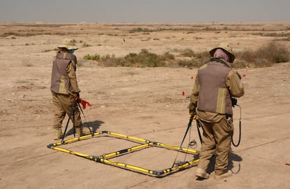 Rukhaia y Dikra trabajando sobre un terreno sospechoso de contener decenas de explosivos sin detonar. El proceso es lento y puede llevar muchas horas.