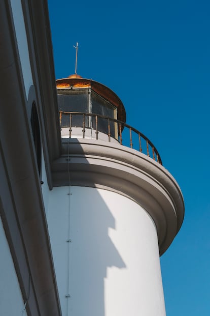 Reportaje sobre la artista donostiarra Cristina Iglesias y su obra en el faro de la Isla de Santa Clara en San Sebastión.