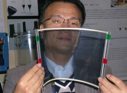 China se convertirá este año en el primer consumidor electrónico del mundo, según las cifras dadas en CES, la feria del consumo electrónico de Las Vegas. Durante la feria, clausurada el domingo, China tuvo una representación como nunca, tanto en exhibidores como en visitantes. Dong Soo Lee (en la fotografía) muestra el plástico con música. Delgado, ligero, transparente y flexible, es en realidad un altavoz. Tecnología desarrollada desde 2001, <a href="http://www.fils.co.kr" target="_blank">Fils</a> vende su plástico en rollos, como si fueran de envolver alimentos, pero también en objetos decorativos, como marcos de fotos, y en diferentes colores. Por 28 dólares te llevas una pareja de altavoces con forma de barquitos de vela.