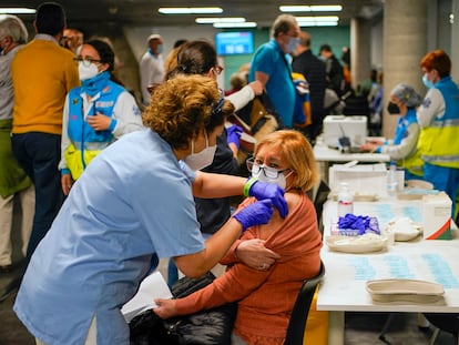 Vaccination at the WiZink Center in Madrid on April 9.