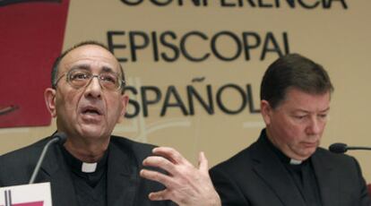 El obispo de Calahorra, Juan José Olmella (izquierda), y el secretario, Martínez Camino, ayer en Madrid.