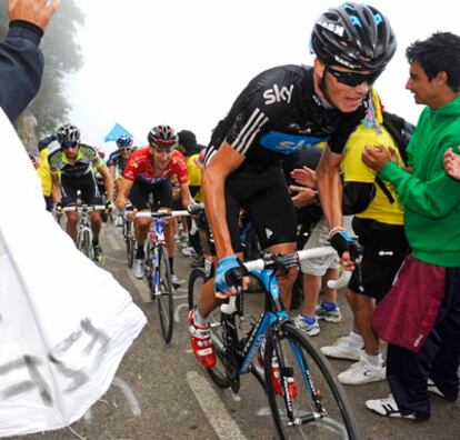 Froome asciende el Angliru por delante de Wiggins.