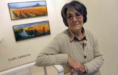 La pintora donostiarra Clara Gangutia, ayer en la galería Ekain junto a dos de sus obras.