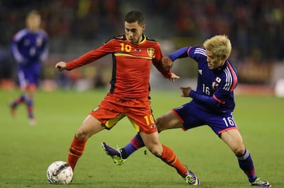 Hazard disputa el bal&oacute;n en el pasado amistoso ante Jap&oacute;n.