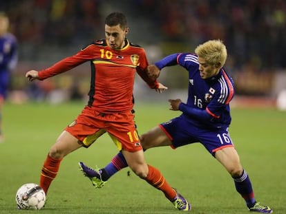 Hazard disputa el bal&oacute;n en el pasado amistoso ante Jap&oacute;n.