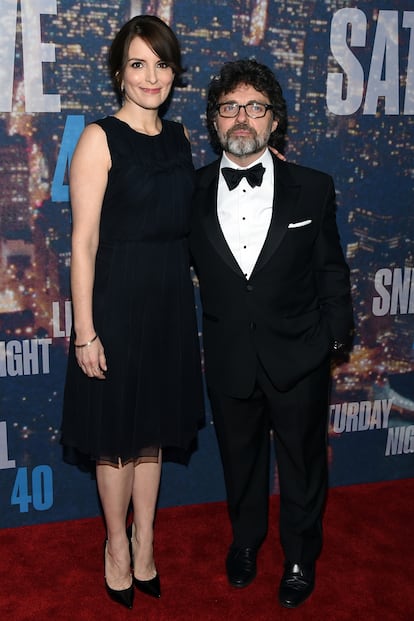 Tina Fey le saca siete centímetros a Jeff Richmond. En estas circunstancias muchas optarían por zapatos planos para equilibrar alturas. Sin embargo, la cómica y guionista presume de poderío femenino apostando por calzado que la hace parecer más esbelta que su marido.