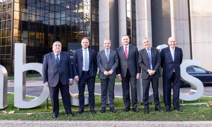 De izquierda a derecha, Pedro López Jiménez, Carlo Bertazzo, Marcelino Fernández Verdes, José Aljaro, Giovanni Castellucci y Miquel Roca, esta mañana ante la sede de Abertis en Madrid.