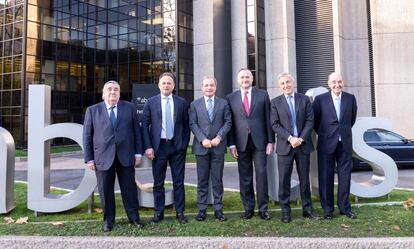 De izquierda a derecha, Pedro López Jiménez, Carlo Bertazzo, Marcelino Fernández Verdes, José Aljaro, Giovanni Castellucci y Miquel Roca, esta mañana ante la sede de Abertis en Madrid. 