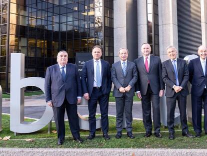 De izquierda a derecha, Pedro López Jiménez, Carlo Bertazzo, Marcelino Fernández Verdes, José Aljaro, Giovanni Castellucci y Miquel Roca, esta mañana ante la sede de Abertis en Madrid. 