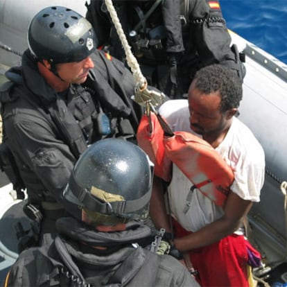 Un pirata es izado al <i>Marqués de la Ensenada.</i>