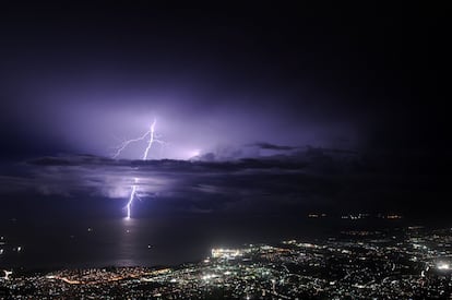 Un rayo cae sobre el mar frente a la capital haitiana, Puerto Príncipe, durante una tormenta eléctrica nocturna.