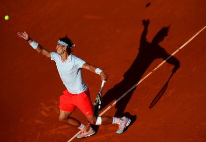 Nadal efectúa un servicio ante Wawrinka.