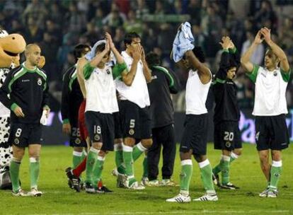 Los jugadores del Racing aplauden a su afición tras caer eliminados