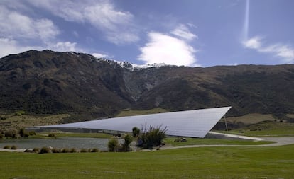 "Un elegante cuchillo de luz que contrasta con el agreste y sublime paisaje natural". Con esta cita de un jurado de un premio de arquitectura presentan en su web Architecture Workshop este proyecto bodeguero. "Sin embargo, (...) el techo se inspiró en imágenes antiguas que ilustran la rotación de las alas de un pájaro en vuelo. Evoca la majestuosidad del halcón peregrino, que flota en el aire aprovechando las corrientes térmicas que se elevan desde la tierra caliente", explican los arquitectos.