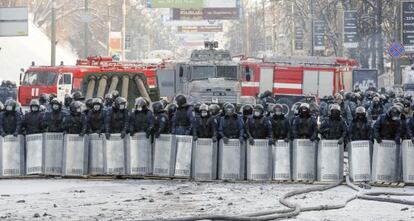 Polic&iacute;as antidisturbios montan guardia durante una tregua en las protestas en Kiev.