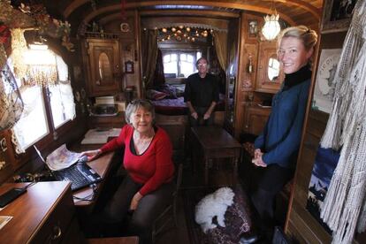 Fanny, Joseph y una de sus hijas, Marie Mollins, en la caravana en la que vive el matrimonio el pasado miércoles en el Circo Price.