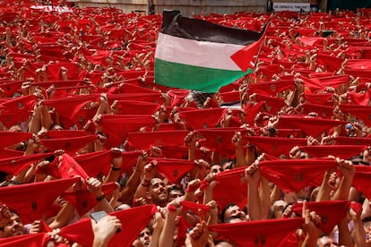 Una bandiera palestinese è visibile tra la folla che festeggia l'inizio della festa di San Firmino a Pamplona questa domenica.