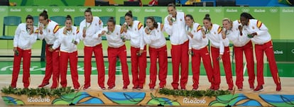 Las jugadoras españolas posan con la medalla de plata obtenida tras el partido por la final del torneo de baloncesto femenino que disputaron ante Estados Unidos, el 20 de agosto.