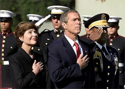 El presidente de EE UU, George Bush, junto a su esposa, Laura, ayer en un acto militar.