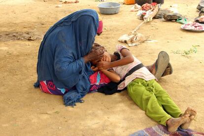 Una mujer yemení desplazada de Hodeida consuela a un niño en su refugio en un campamento improvisado para personas desplazadas en el distrito norte de la provincia Hajjah de Yemen.