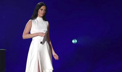 Kacey Musgraves toca 'Rainbow' en la gala de los Grammy en Los Ángeles, Estados Unidos.