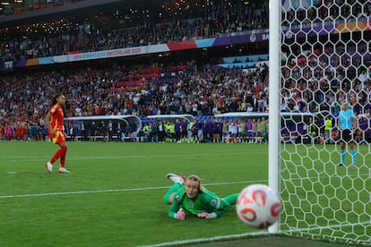 Salma Paralluelo falla su penalti en la final de la Eurocopa femenina 2025.