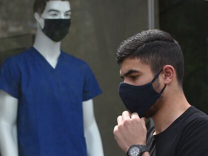 Un transeúnte pasa ante un escaparate de una tienda de Ereván, Armenia.