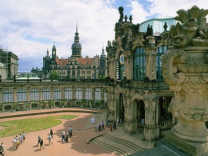 El Zwinger, el conjunto arquitectónico más significativo de Dresde, del siglo XVIII, y que hoy alberga una galería de pintura y colecciones de porcelana y armas.