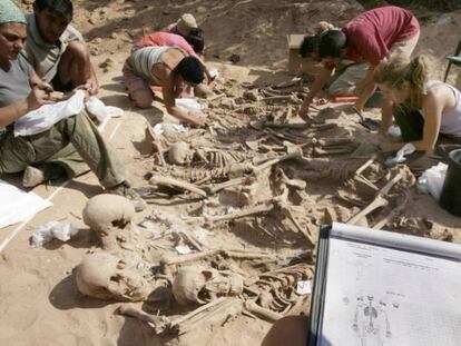 Exhumación de una fosa de fusilados del franquismo en Lerma (Burgos) en 2006.