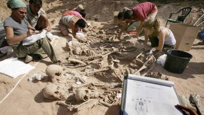 Exhumación de una fosa de fusilados del franquismo en Lerma (Burgos) en 2006.