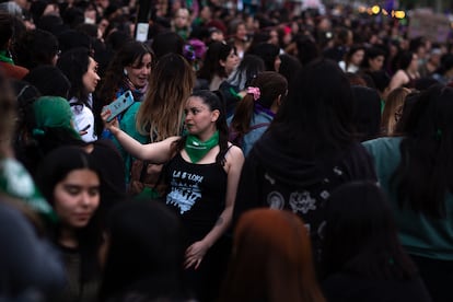 Recientemente el movimiento feminista se puso en alerta  ante al avance de las enmiendas constitucionales de la derecha en el Consejo Constituyente. En la imagen, cientos de manifestantes en Santiago (Chile), este jueves.