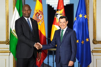 El presidente de la Junta de Andalucía, Juan Manuel Moreno, este miércoles, con el presidente de la República de Mozambique, Daniel Chapo.