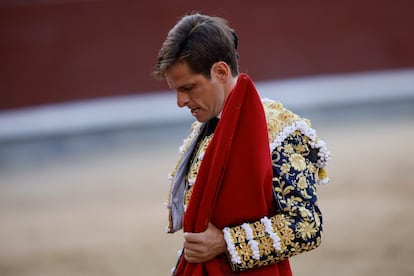 El Juli, cabizbajo, tras fallar con el estoque en el quinto toro de la tarde.