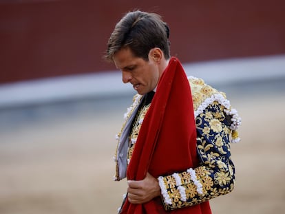 El Juli, cabizbajo, tras fallar con el estoque en el quinto toro de la tarde.