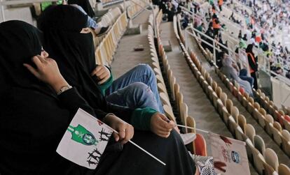 Mujeres saudies asisten por primera vez a un partido de f&uacute;tbol. 