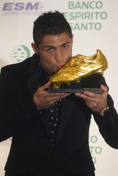 Cristiano besa la Bota de Oro.